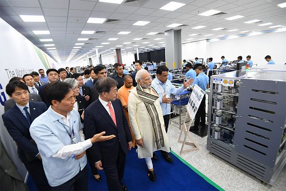 Samsung открыл самый большой в мире завод по производству смартфонов в Индии