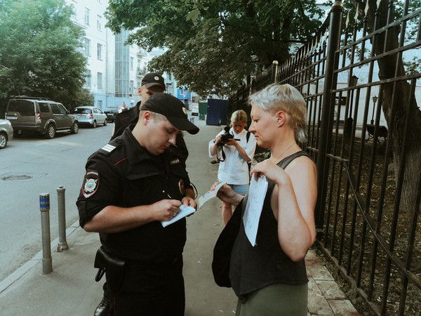 «Каждая из нас могла быть ими». Как в Москве прошли пикеты в поддержку сестер Хачатурян