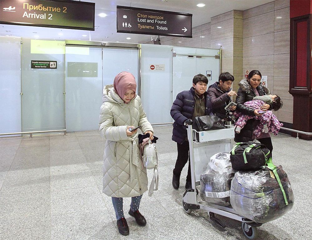 мигранты в аэропорту