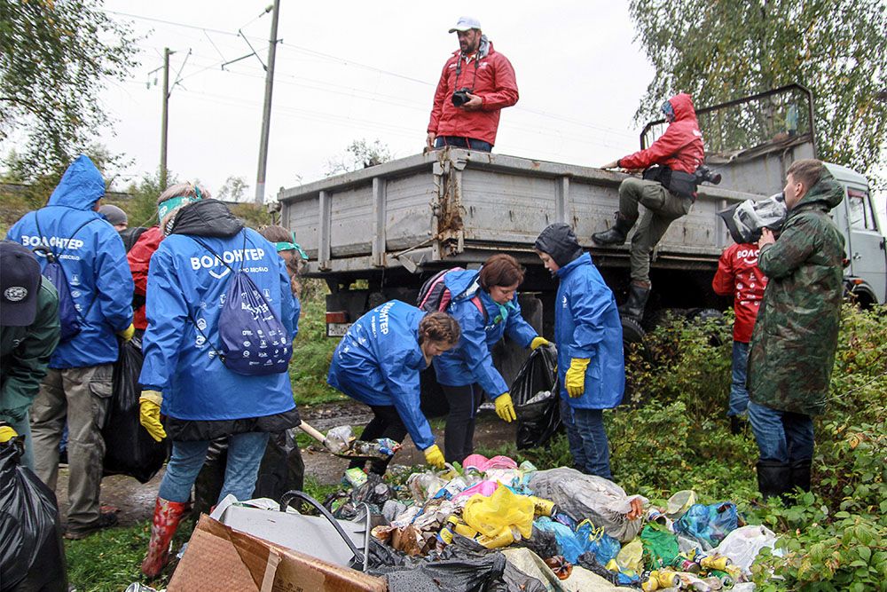 волонтеры убирают мусор на байкале