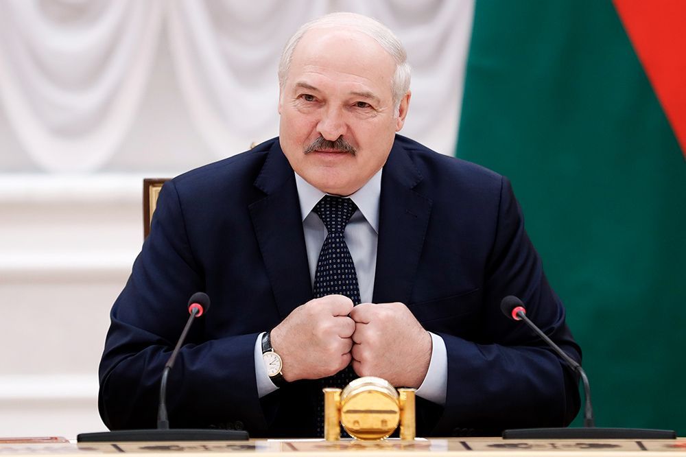 Лукашенко сидит