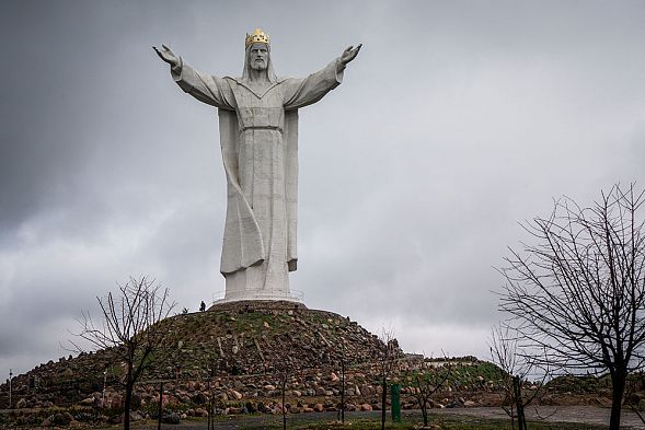Скульптура Христа в Польше раздает «божественный» интернет